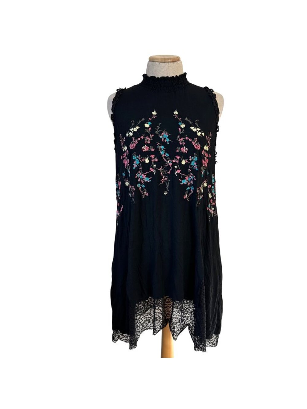 POL Women's Sz S Floral Embroidered Sleeveless High Neck Lace Hem Tunic Top